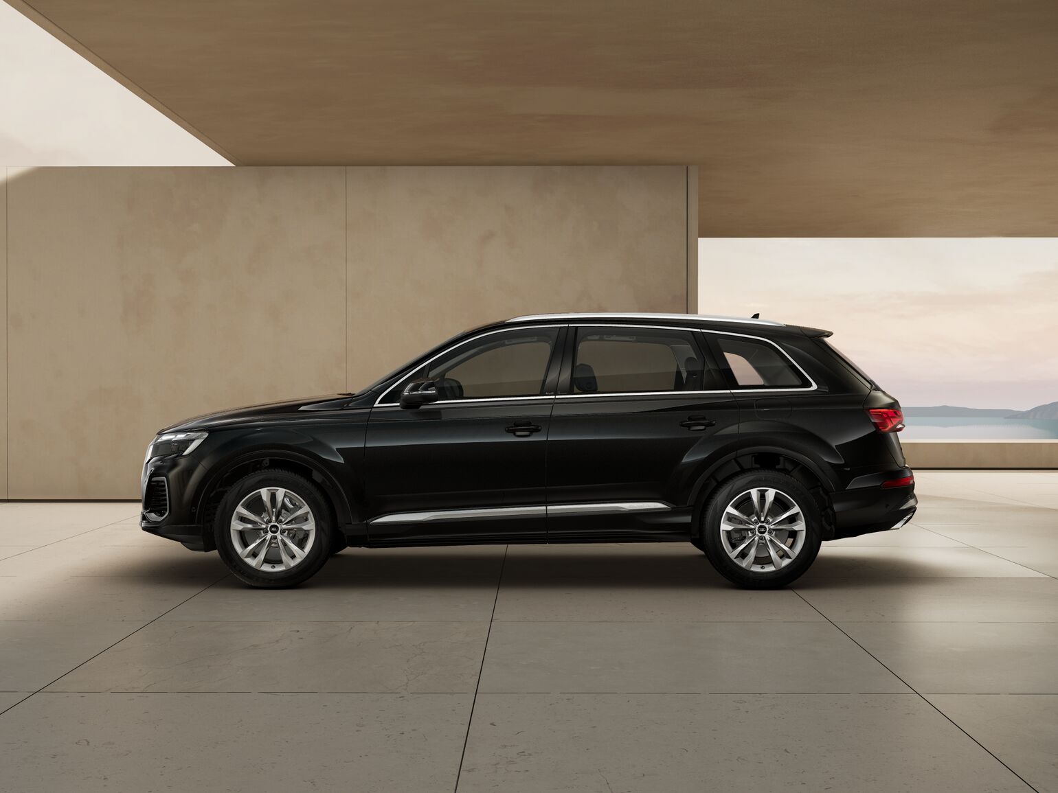 Seitenansicht des Audi Q7 in Mythosschwarz vor modernem Architekturhintergrund
