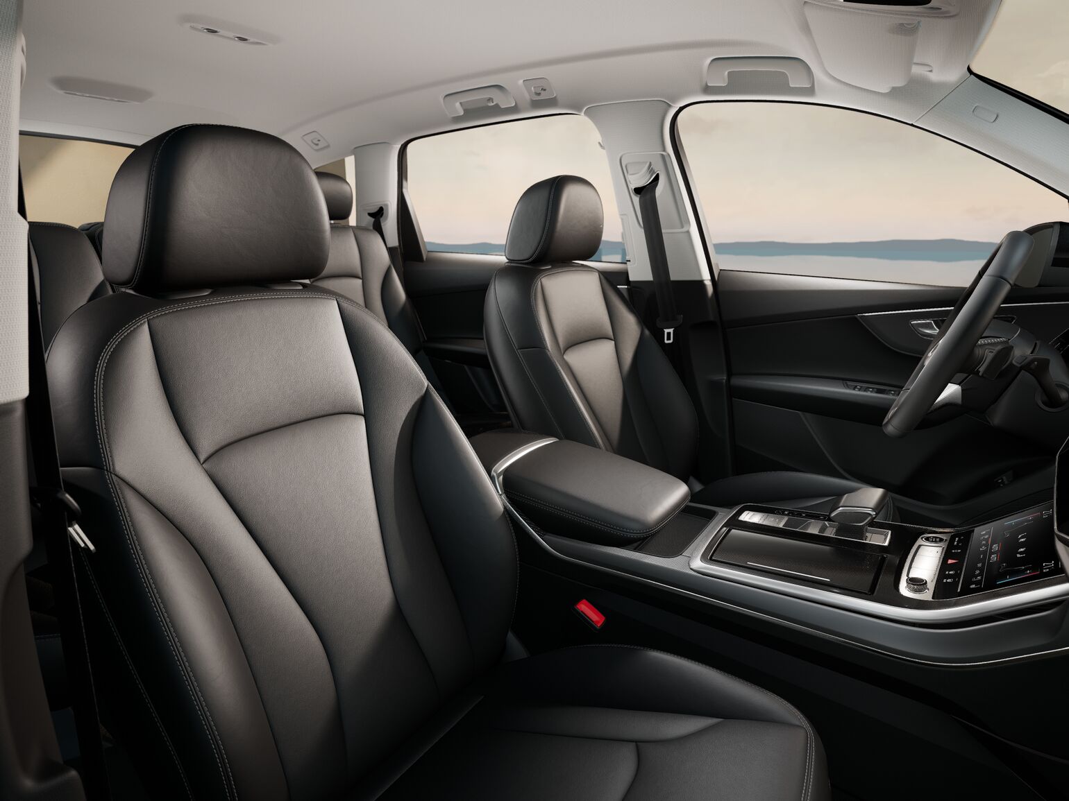 Die Vordersitze des Audi Q7 in schwarzem Leder mit Mittelkonsole und Armlehne