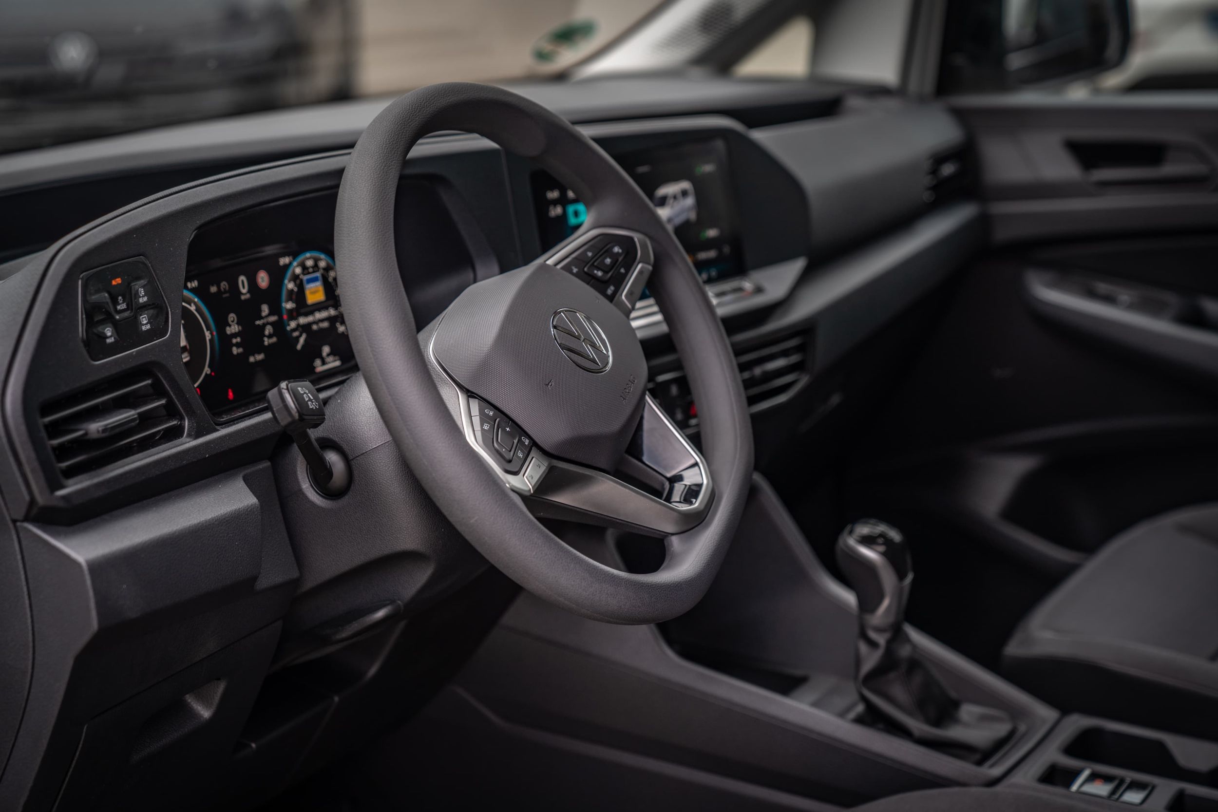 Zu sehen ist die geöffnete Seitentür des VW Crafter 35 Kastenagen