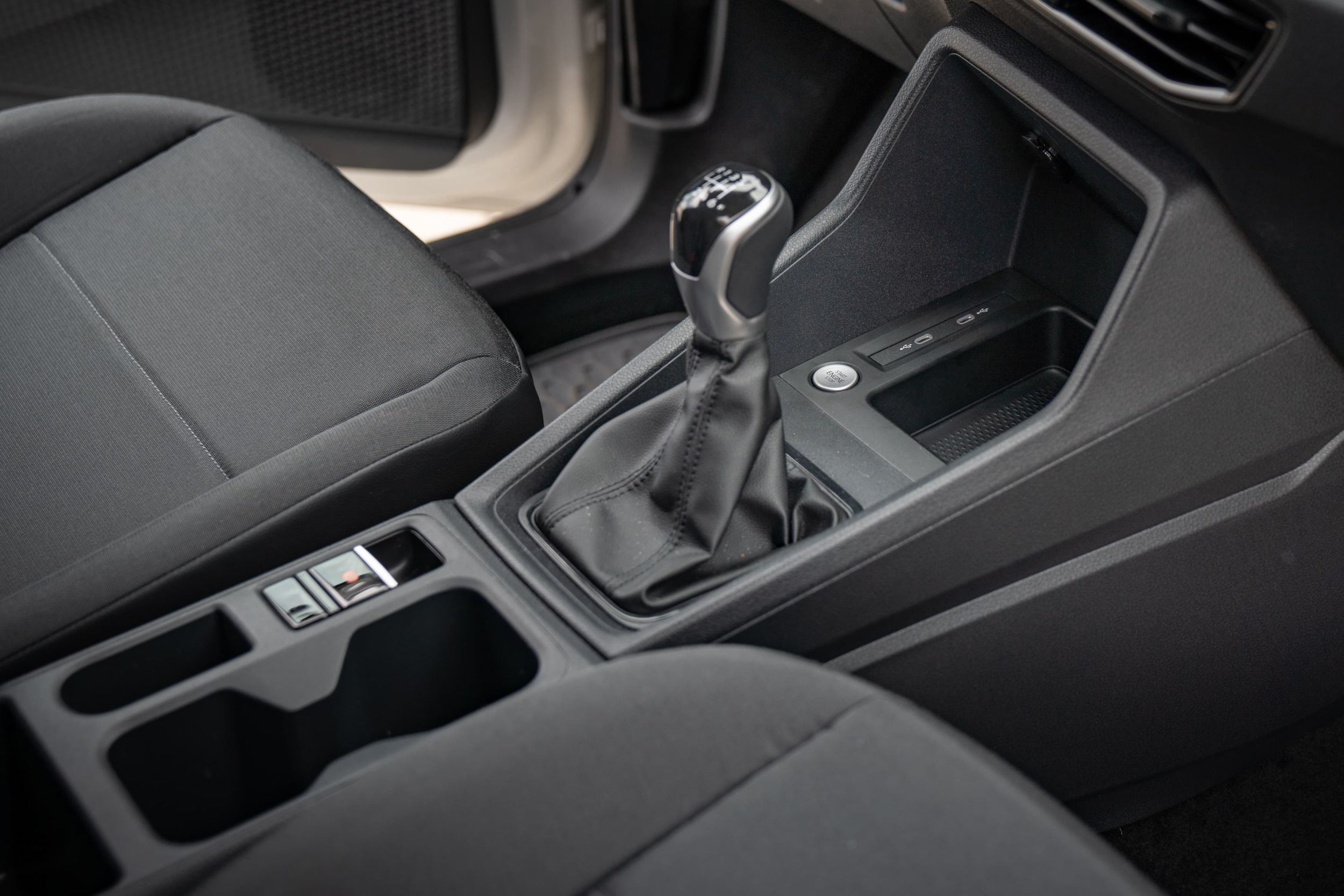 Zu sehen ist das Cockpit des VW Crafter 35 Kasten