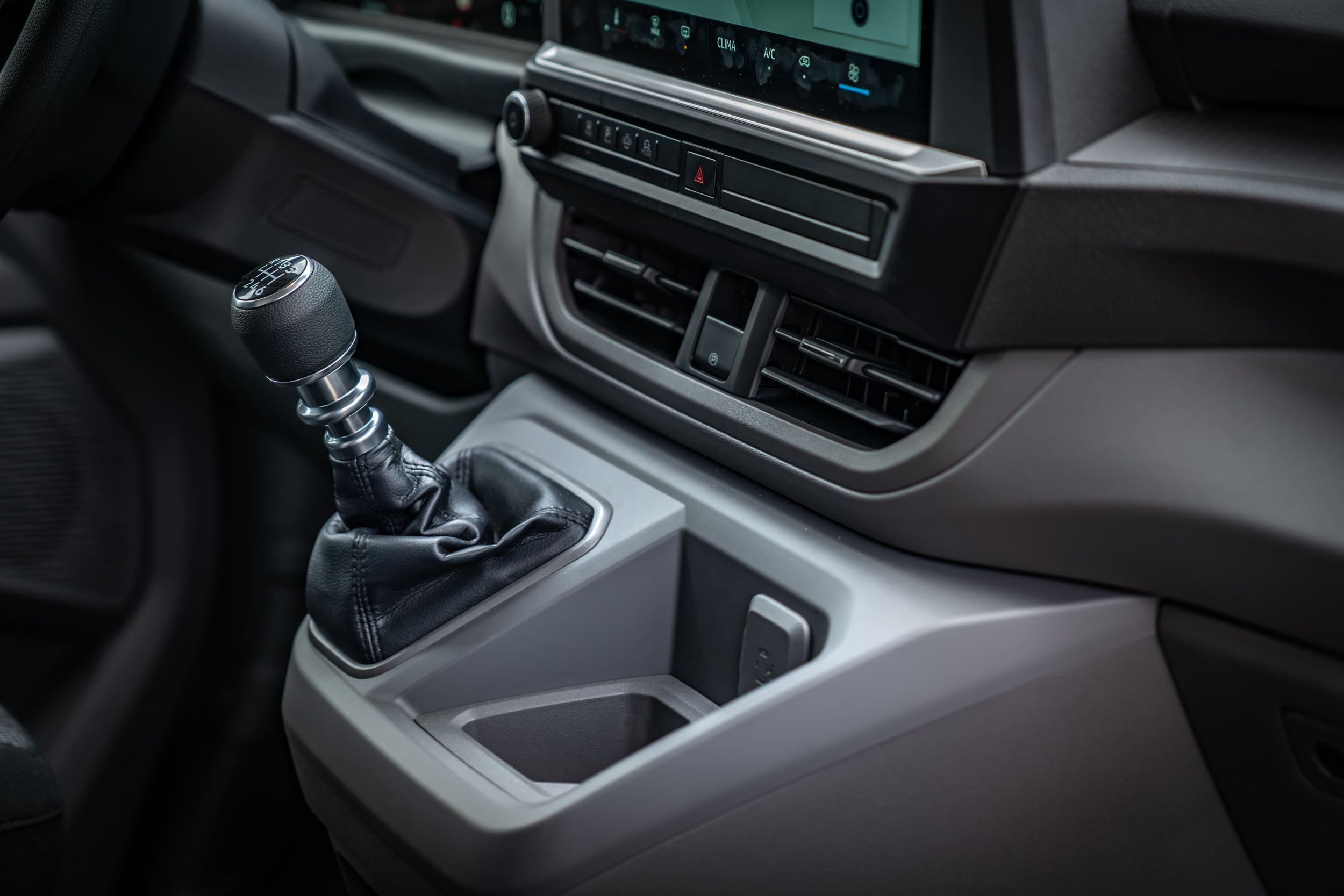 Zu sehen ist die geöffnete Seitentür des VW Crafter 35 Kastenagen