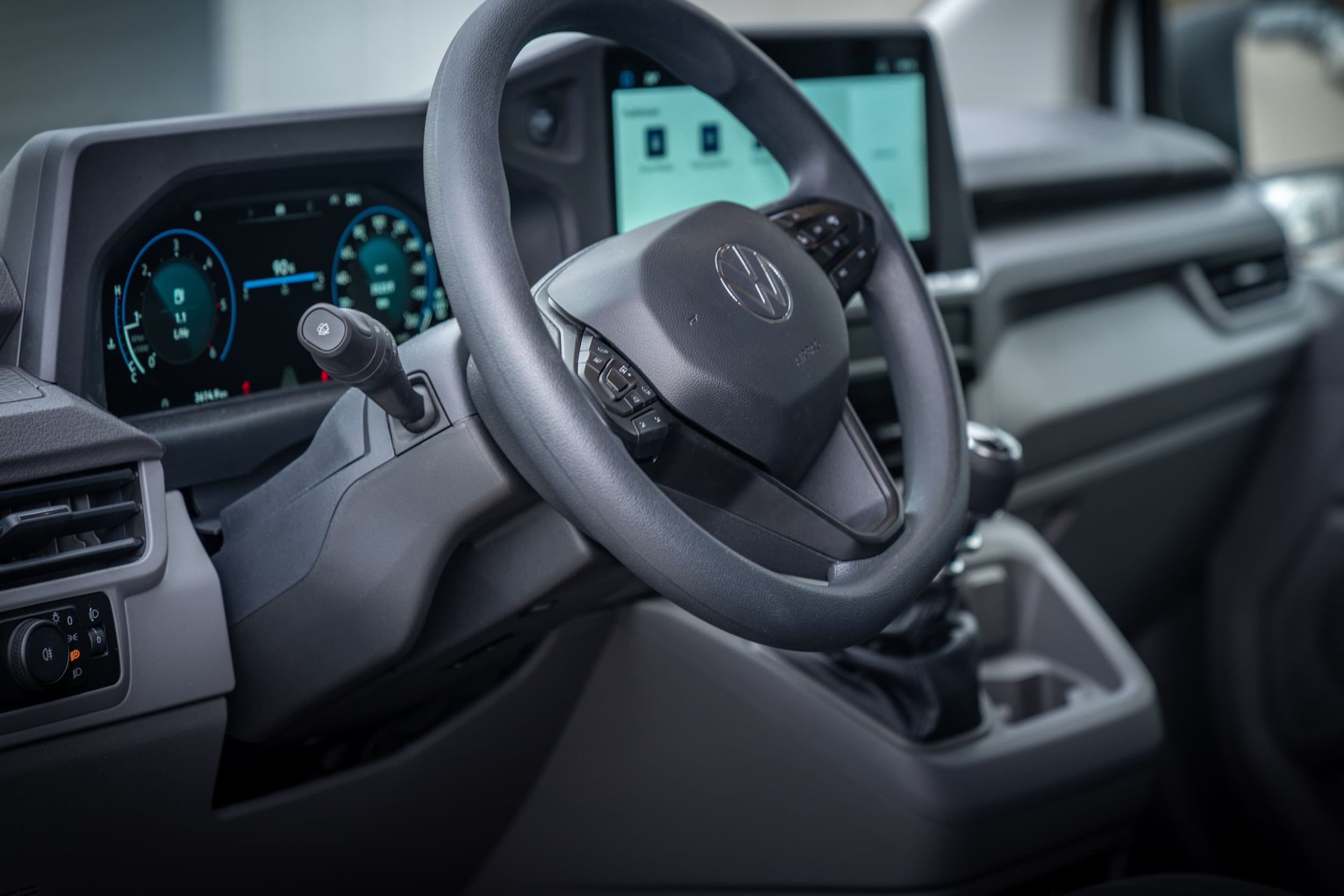 Zu sehen ist das Cockpit des VW Crafter 35 Kasten