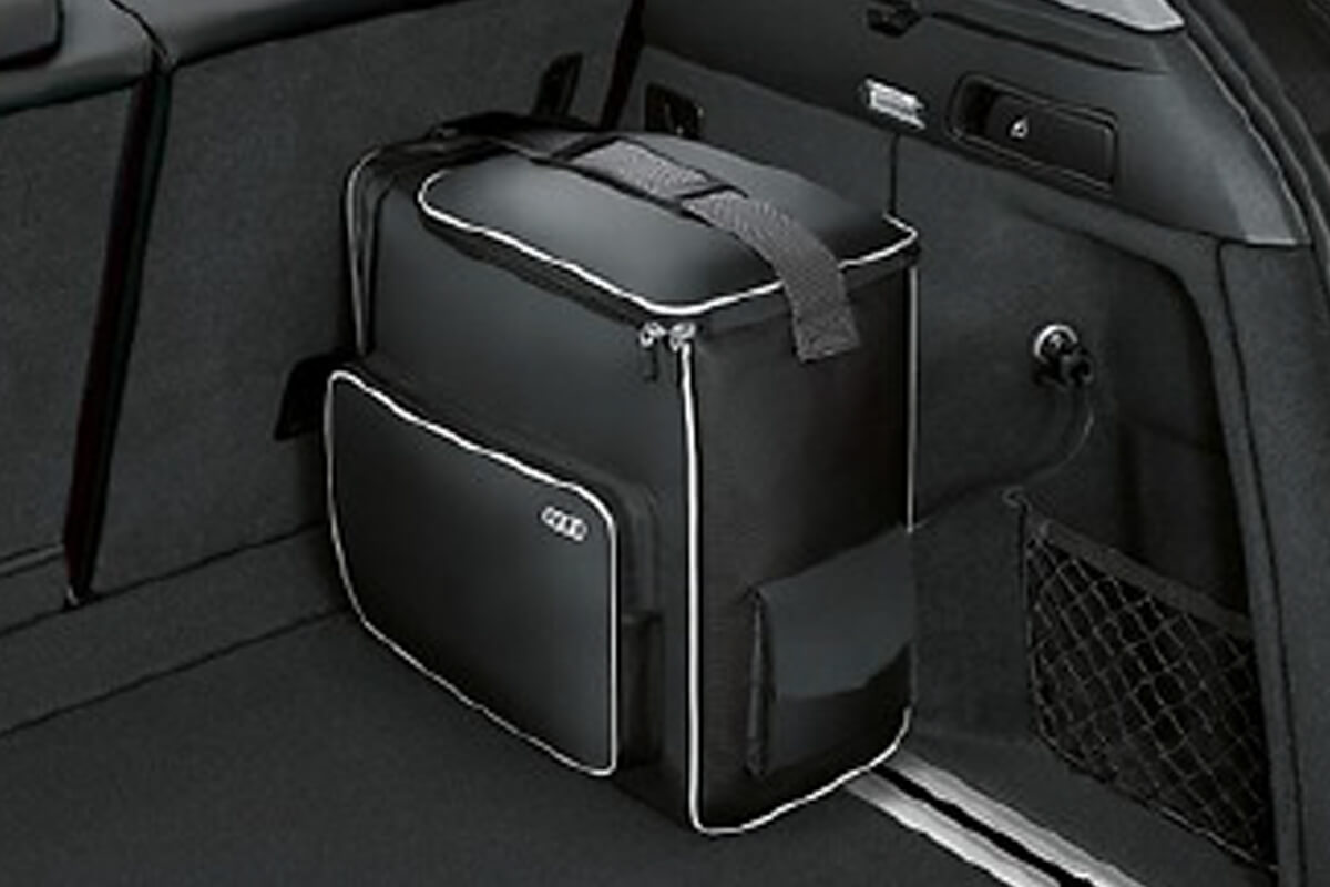zu sehen ist eine schwarze Elektro-Kühlbox mit Peltier-Technik von Audi, in einem Kofferraum